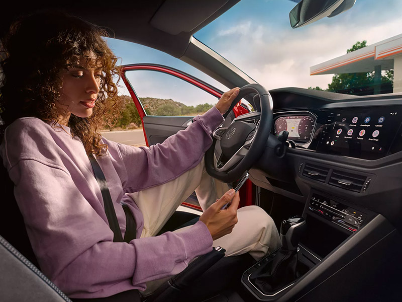 Gros Plan Sur Le Volant Avec Bouton Multifonction. Intérieur De Voiture De  Luxe